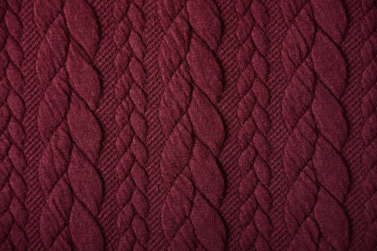 Tissu en maille avec motif tricoté - tresses bordeaux 340 g/m² – disponible chez Šarlotes audumi