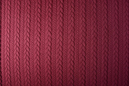 Image de tissu tricoté à motif de maille - tresses bordeaux 340 g/m² – disponible chez Šarlotes audumi