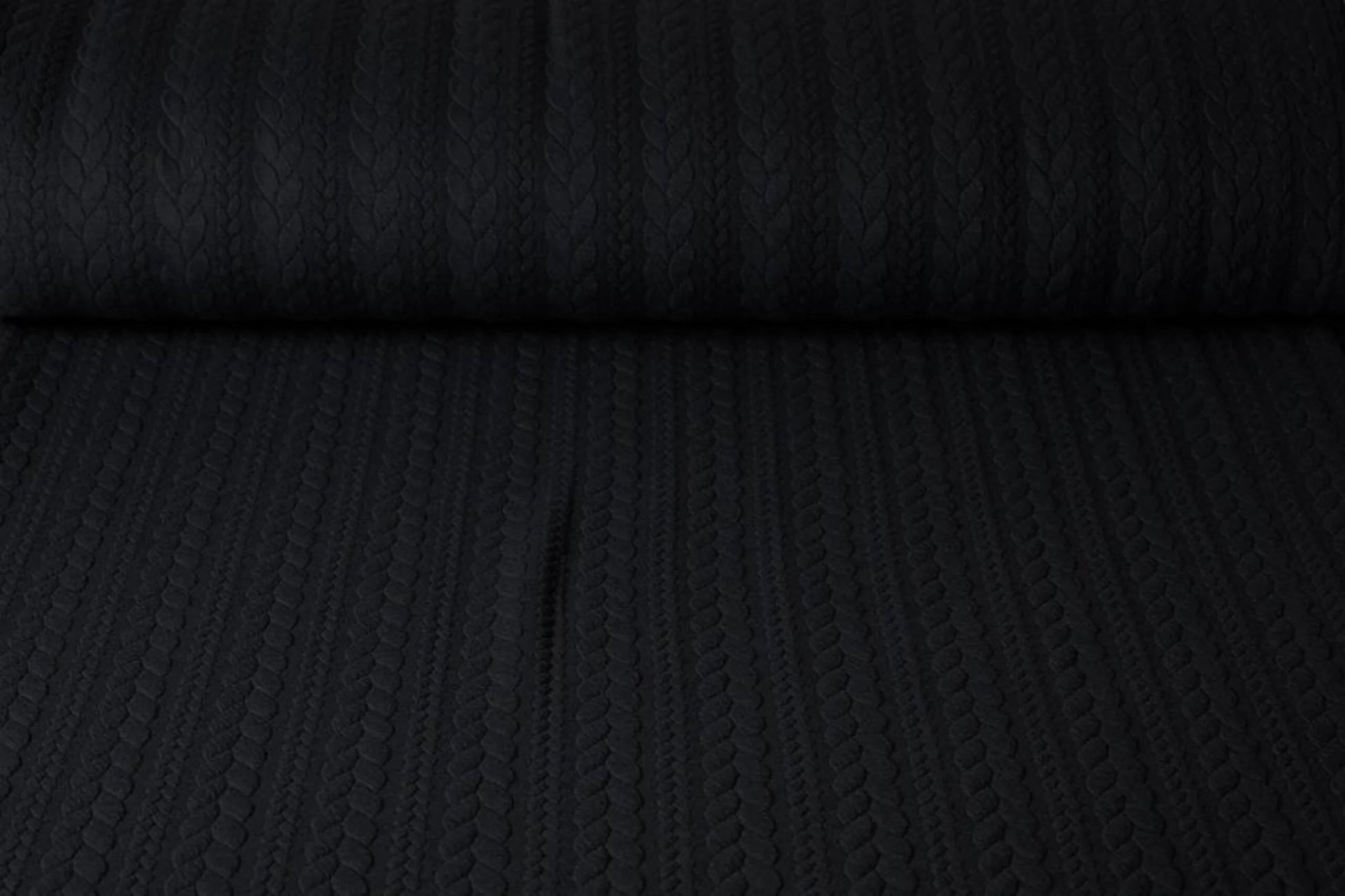 Image de tissu en maille à motif de tricot - tresses noires 340 g/m² – disponible chez Šarlotes audumi