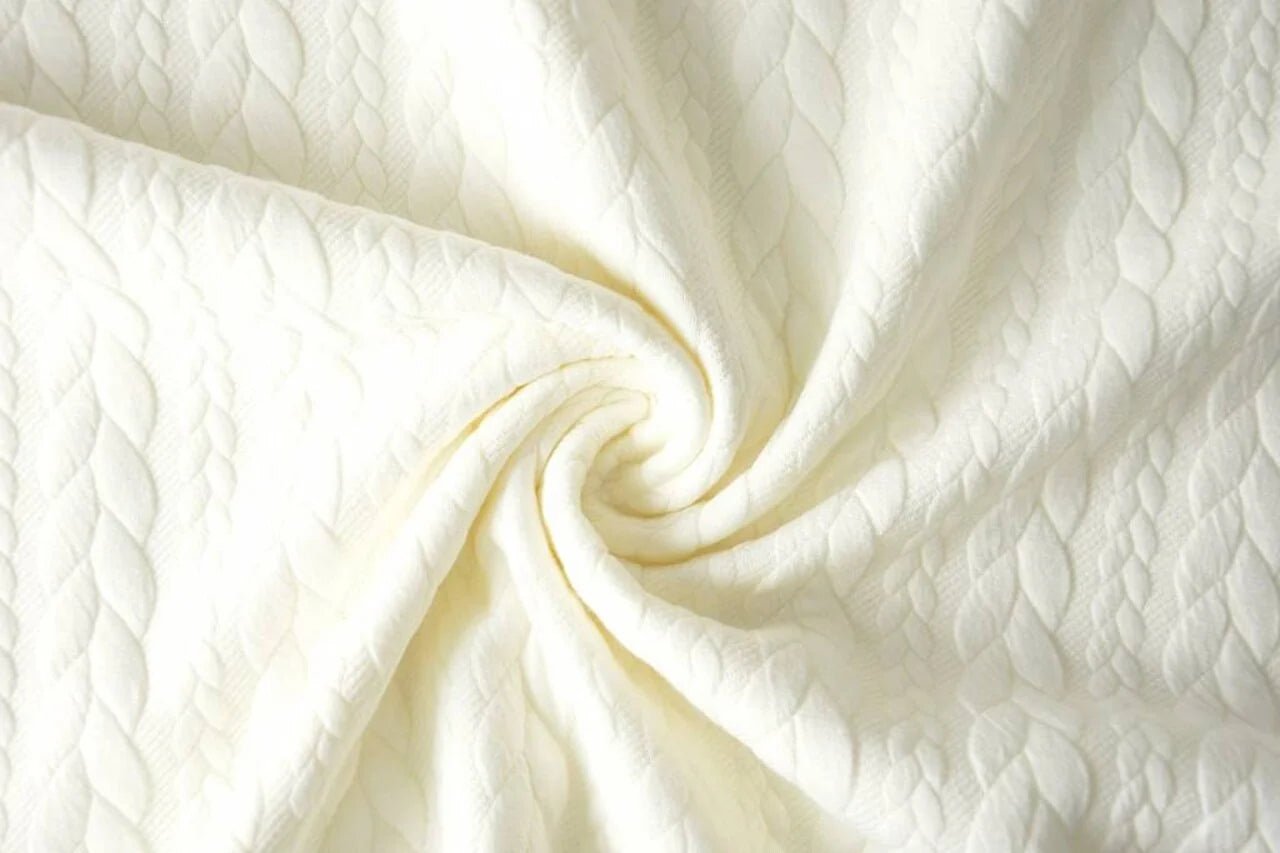 Image du tissu en maille à motif tricoté - blanc chaud, disponible en ligne chez Šarlotes audumi