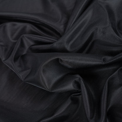 Image du tissu de doublure en maille noir – disponible en ligne chez Šarlotes audumi