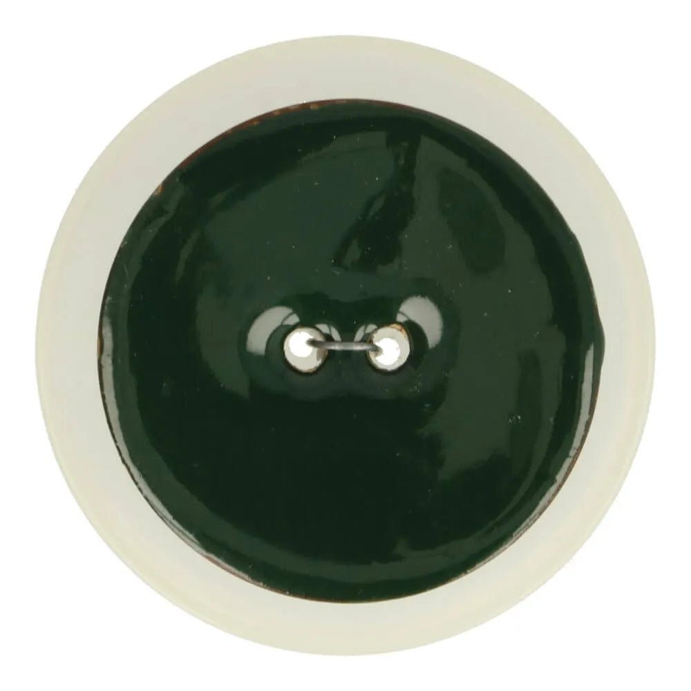 Image de bouton en coco émaillé vert foncé – 40 mm – disponible en ligne chez Šarlotes audumi