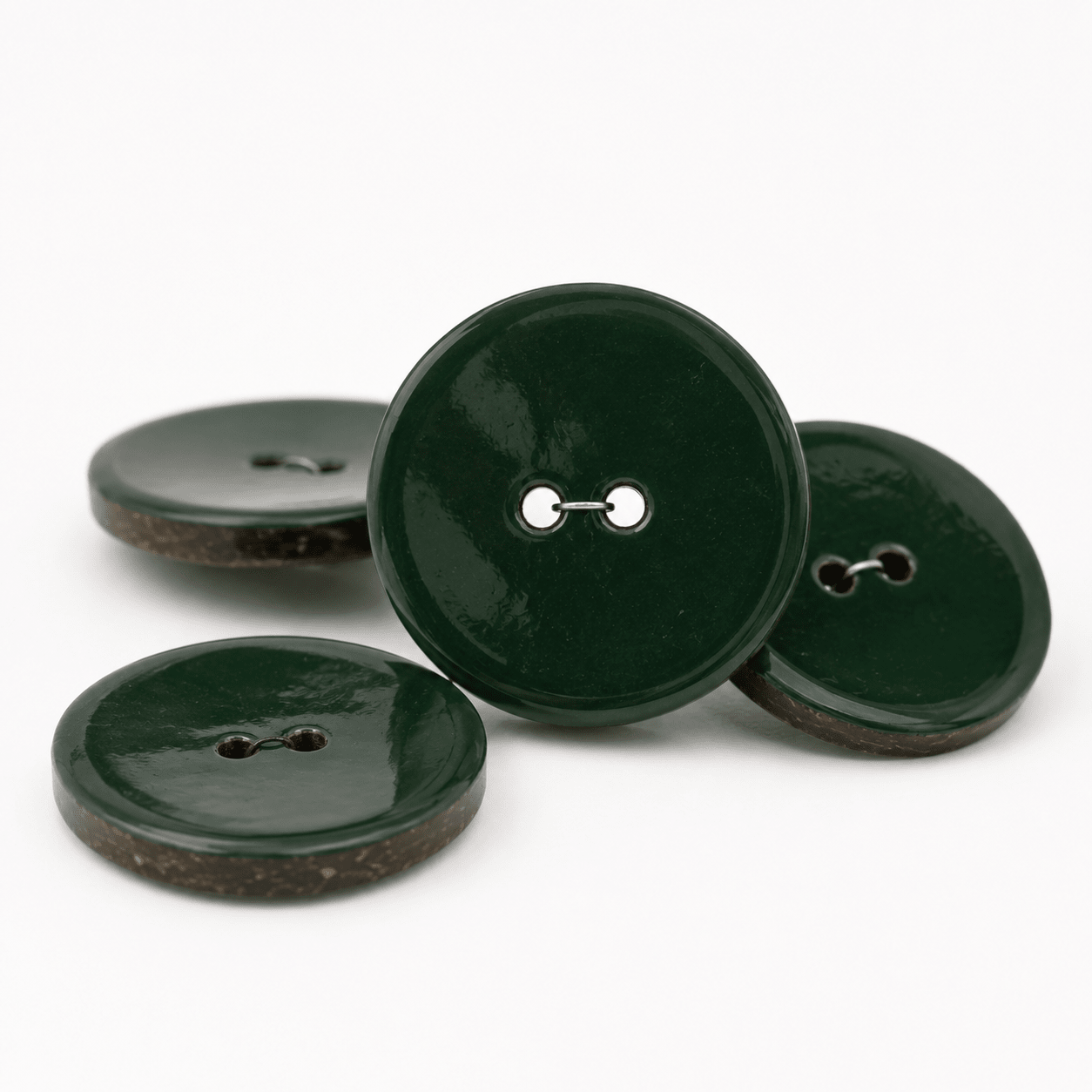 Image avec bouton en noix de coco émaillé vert foncé – 40 mm – disponible en ligne chez Les tissus de Charlotte