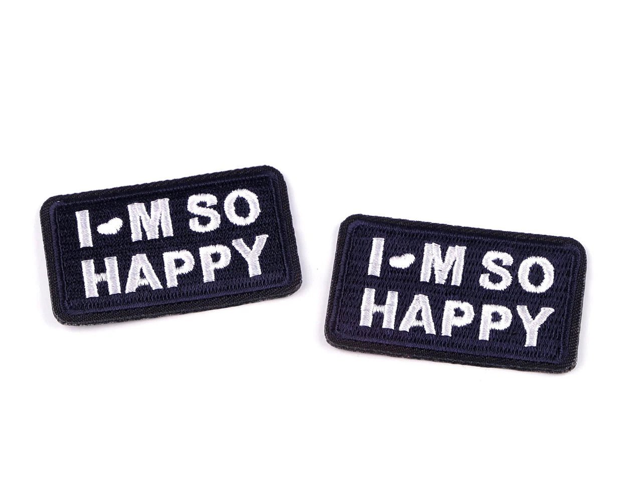 Image d’une applique thermocollante « I’M SO HAPPY » – 3 × 5 cm – disponible en ligne chez Šarlotes audumi