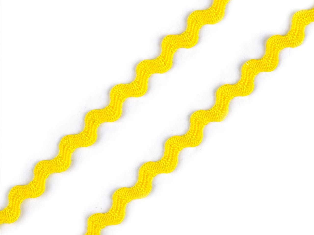 alt
Image with wavy decorative ribbon | 3.5 mm 28 m | various shades – available at Charlotte Fabrics