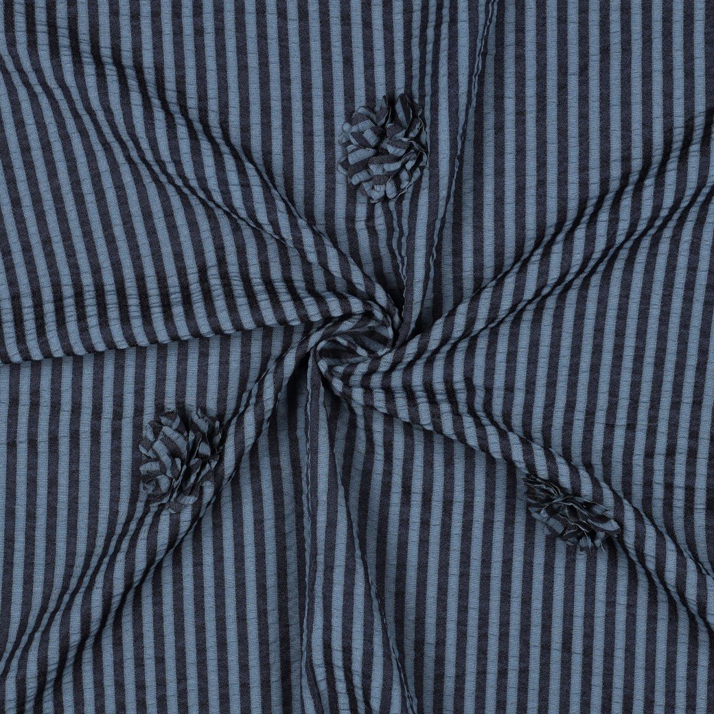 Bild mit Viskosestoff mit Streifen- und Blumenmotiv – dunkelblau 130 g/m² – erhältlich bei Šarlotes audumi