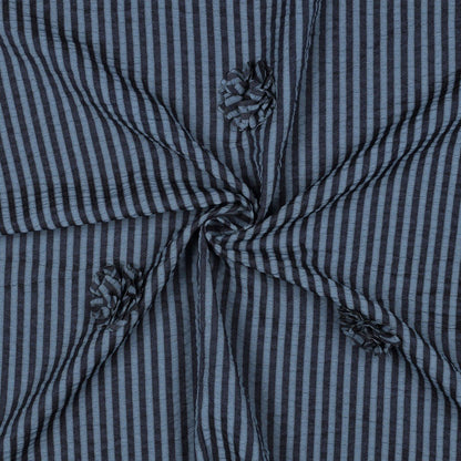 Bild mit Viskosestoff mit Streifen- und Blumenmotiv – dunkelblau 130 g/m² – erhältlich bei Šarlotes audumi