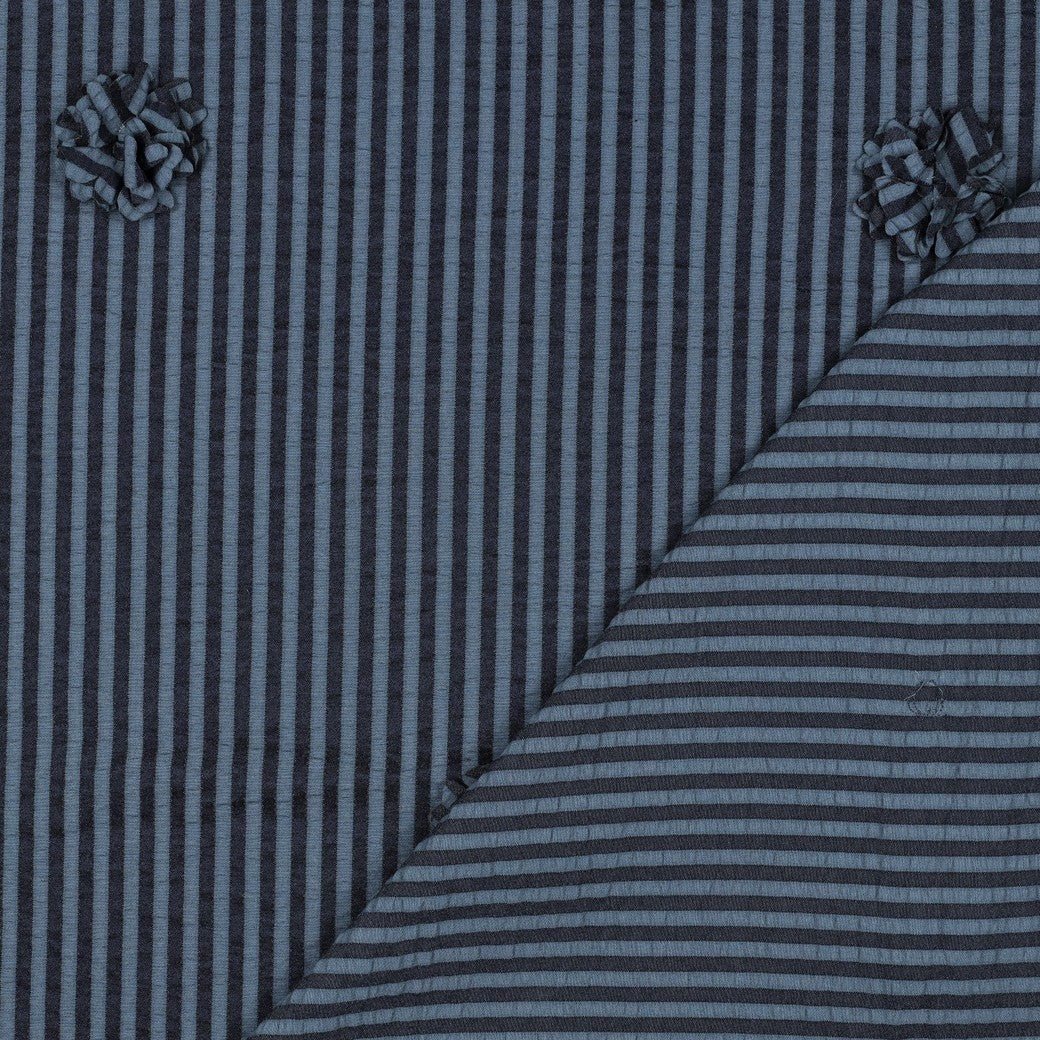 Bild mit Viskosegewebe mit Streifen- und Blumenmotiv – dunkelblau 130 g/m² – erhältlich bei Šarlotes audumi