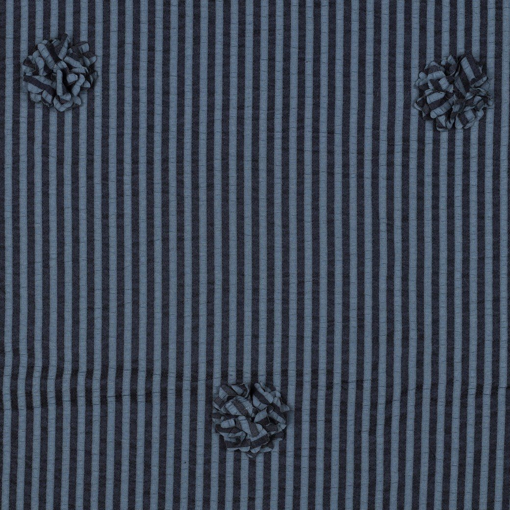 Bild mit Viskosegewebe mit Streifen und Blumenmotiv – dunkelblau 130 g/m² – erhältlich bei Šarlotes audumi