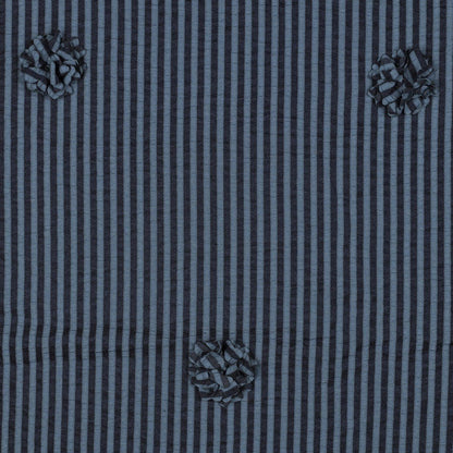 Bild mit Viskosegewebe mit Streifen und Blumenmotiv – dunkelblau 130 g/m² – erhältlich bei Šarlotes audumi