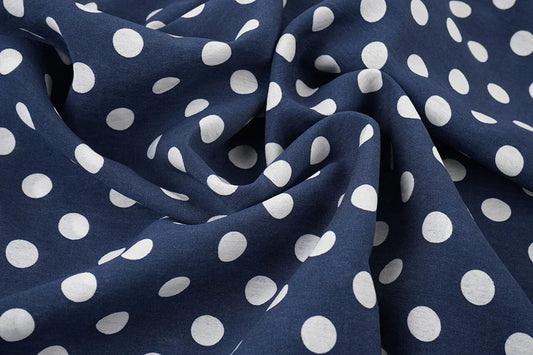 Image de tissu en viscose à pois blancs sur fond bleu foncé 80 g/m² – disponible chez Šarlotes audumi