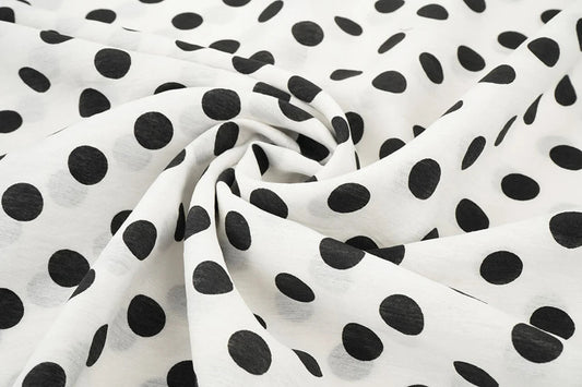 Image de tissu en viscose à cercles noirs sur fond blanc 80 g/m² – disponible chez Šarlotes audumi