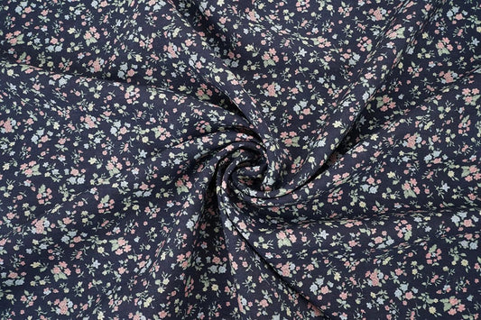 Image avec tissu en viscose à petits motifs floraux 80 g/m² – disponible chez Šarlotes audumi