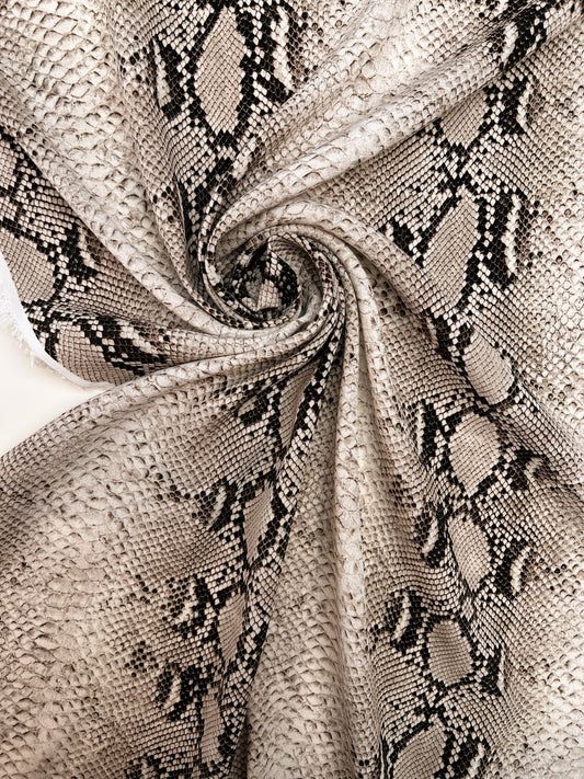 Image d’un tissu crêpe en viscose à motif peau de serpent dans des tons beige – Italie – disponible en ligne chez Tissus Charlotte