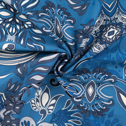 Image d’un tissu en viscose et coton à arabesques bleues – disponible en ligne chez Šarlotes audumi
