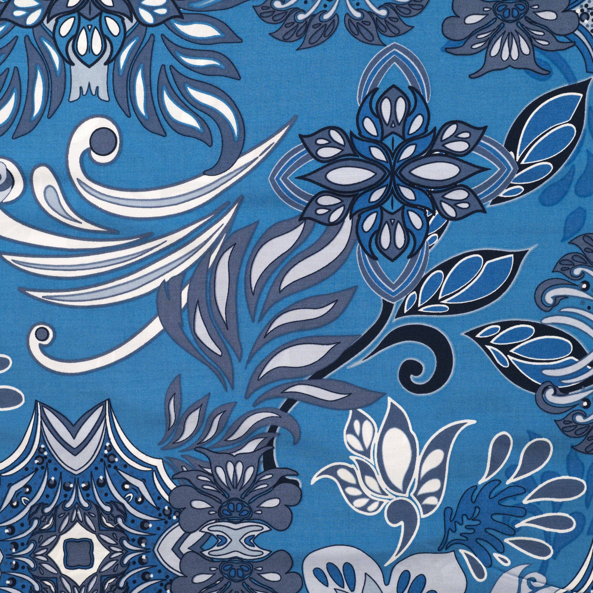 Image d’un tissu en viscose et coton, arabesque bleue – disponible en ligne chez Šarlotes audumi