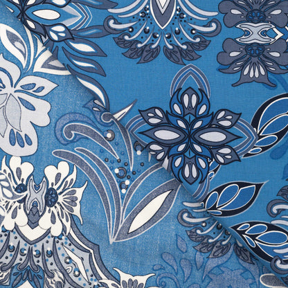 Image en tissu viscose et coton à arabesques bleues – disponible en ligne chez Tissus de Šarlote