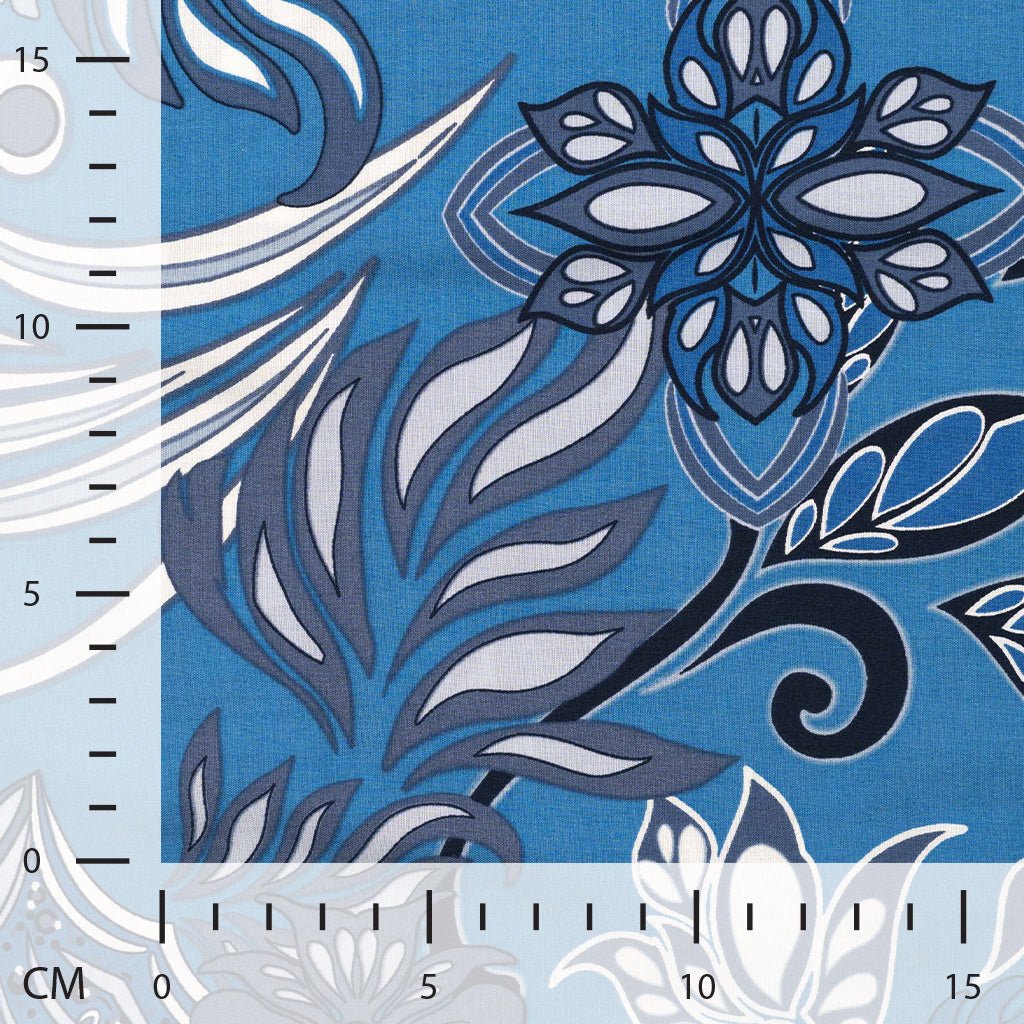 Tissu en viscose et coton à arabesques bleues – disponible en ligne chez Šarlote audumi