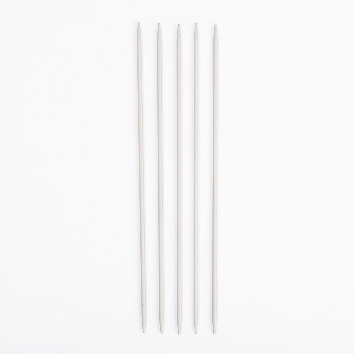 Image avec aiguilles à tricoter pour chaussettes DROPS basic – aluminium (20 cm) | 2,0 - 5,0 mm – disponible chez Šarlotes audumi