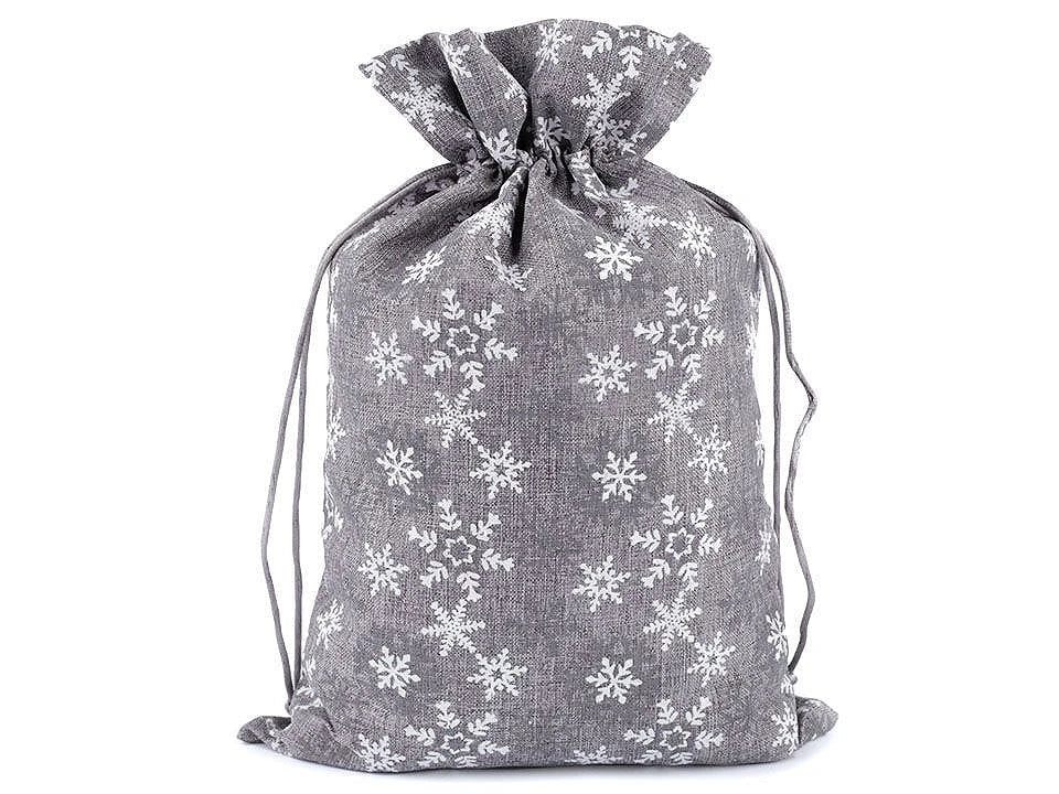 Attēls ar Ziemassvētku dāvanu maisiņš ar sniegpārslām 20 × 30 cm – pieejams internetā Šarlotes audumi