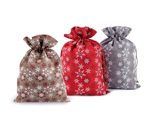 Image of a Christmas gift bag with snowflakes 20 × 30 cm – available online at Šarlotes audumi