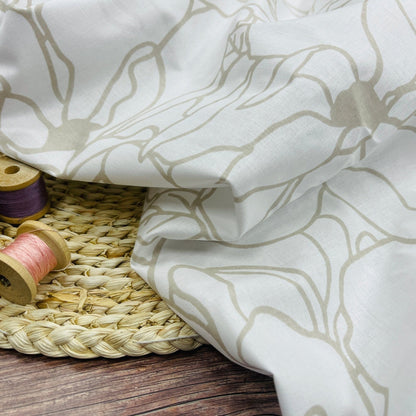 100% Baumwollstoff mit beigem Blumenmuster auf weißem Hintergrund 130 g/m²