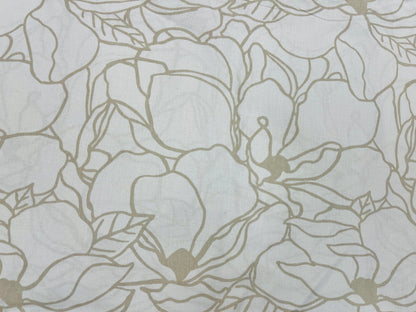 100% Baumwollstoff – beiges Blumenmuster auf weißem Hintergrund 130 g/m²