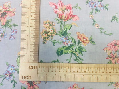 100% cotton fabric - flowers and light gray 130 g/m²